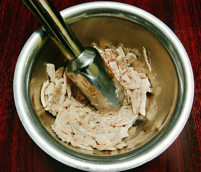 Giã thịt gà cho thịt mềm để có sợi ruốc bông mịn