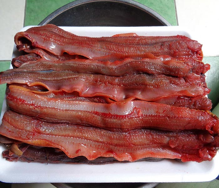 Lọc thịt lươn để tiến hành làm ruốc