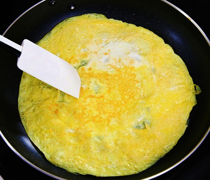 Khéo léo tráng mỏng trứng để cắt thành miếng nhỏ